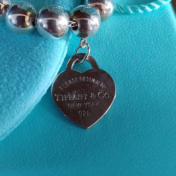 Woman LOVE a Tiffany blue box!! - Picture 3 of 13